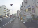 鎌倉方面（京急屏風ヶ浦方面・地下鉄港南中央方面）に進み、三菱東京UFJ銀行側、ドコモショップを過ぎて、コインパーキング・住宅販売展示場の横ビルが当店です